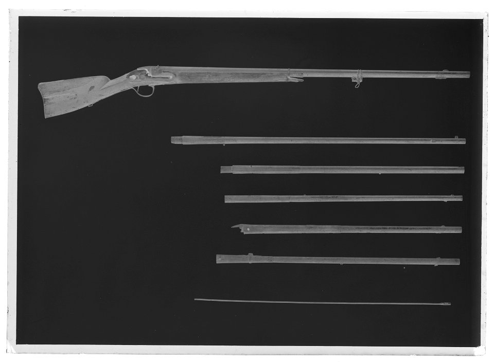 Slaglåsbössa utan lås, från bössmeden Johan Rings verkstad, militärpipa stämplad 1830 och 1850 - Livrustkammaren - 9581-negative