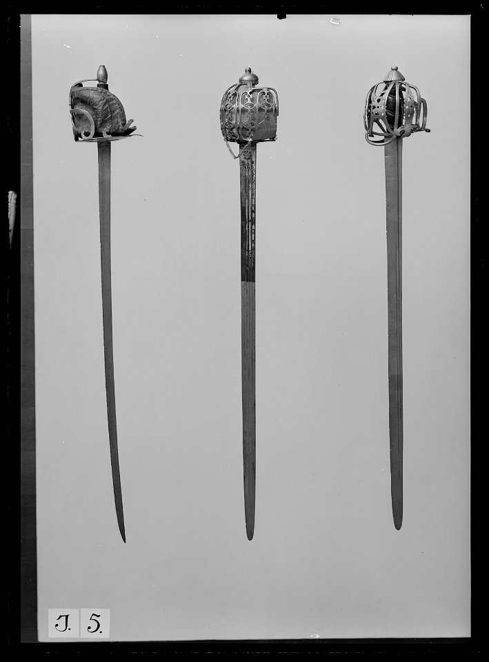 Skotsk höglandsvärja med korgfäste, s k Scottish Higland baskethilted backsword, Skottland - Livrustkammaren - 69264