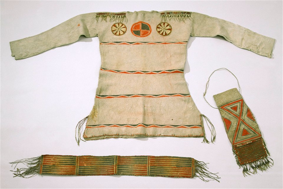 Skjorta till Cree indiandräkt med tobakspung och bärrem - Livrustkammaren - 13884