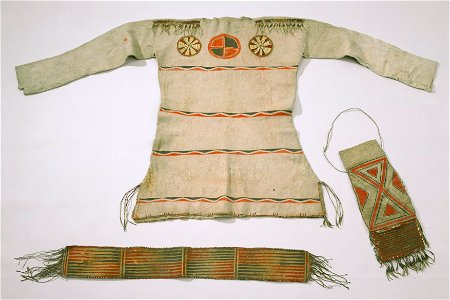 Skjorta till Cree indiandräkt med tobakspung och bärrem - Livrustkammaren - 13884