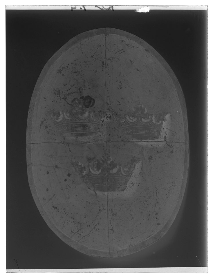 Sköld med tre kronor, använd vid något av de gustavianska riddarspelen mellan 1776-1800 - Livrustkammaren - 79471-negative