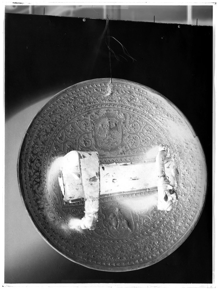 Sköld pressat läder - Livrustkammaren - 34339-negative