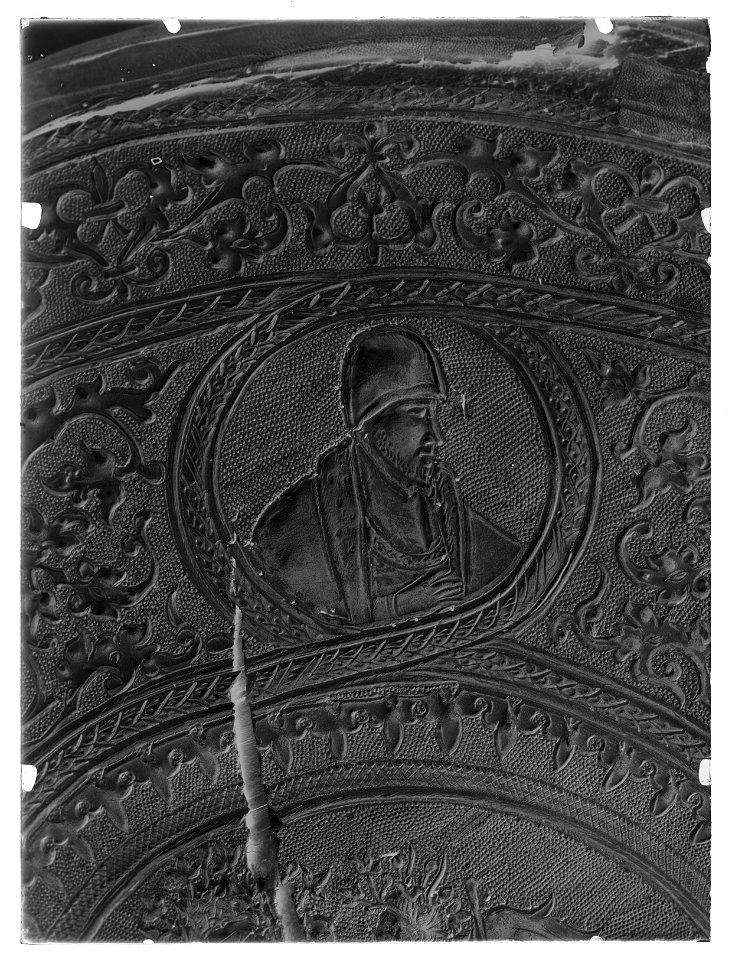 Sköld pressat läder - Livrustkammaren - 59938-negative