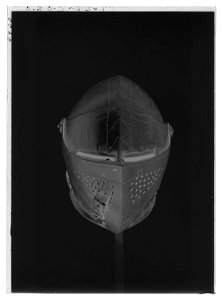 Sluten hjälm för tornering. Troligen Stockholmsarbete 1610-tal - Livrustkammaren - 18762-negative