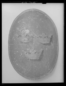 Sköld med tre kronor, använd vid något av de gustavianska riddarspelen mellan 1776-1800 - Livrustkammaren - 79471