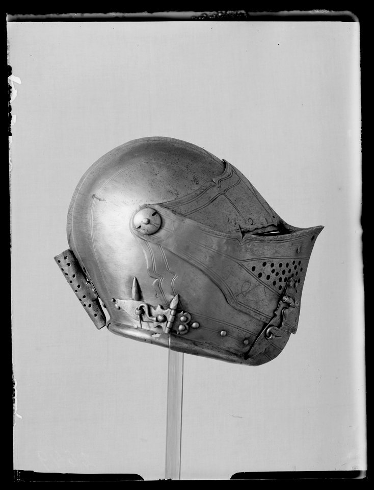 Sluten hjälm för tornering. Troligen Stockholmsarbete 1610-tal - Livrustkammaren - 36394