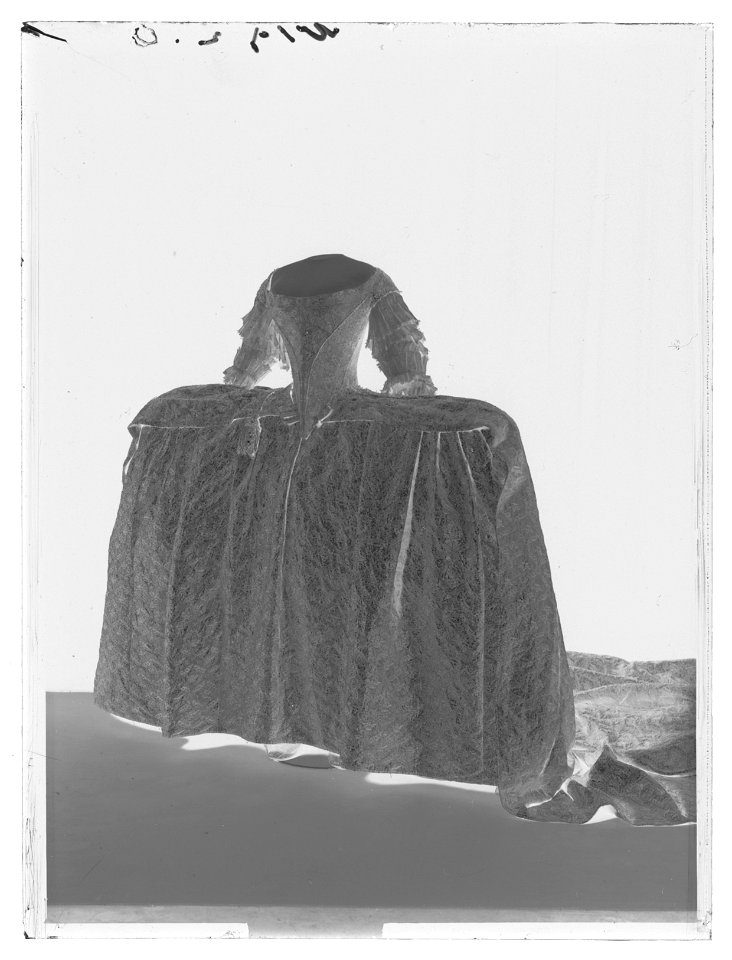 Släp till kröningsklänning, en s. k. robe de cour, Sofia Magdalena, 1772 - Livrustkammaren - 11233-negative