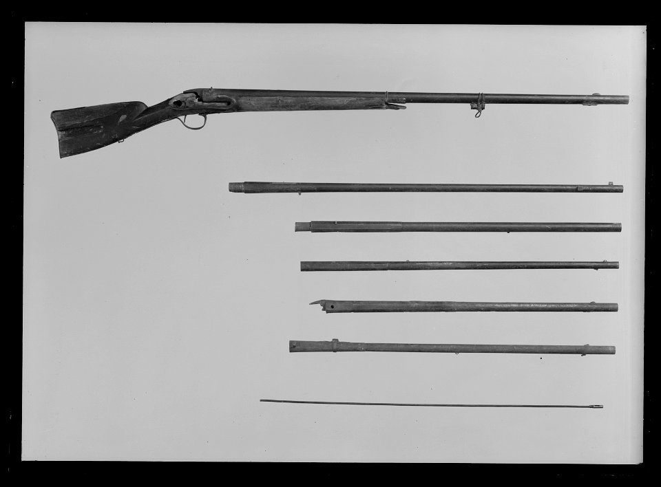 Slaglåsbössa utan lås, från bössmeden Johan Rings verkstad, militärpipa stämplad 1830 och 1850 - Livrustkammaren - 9581