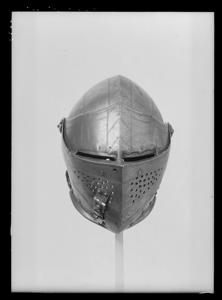 Sluten hjälm för tornering. Troligen Stockholmsarbete 1610-tal - Livrustkammaren - 18762