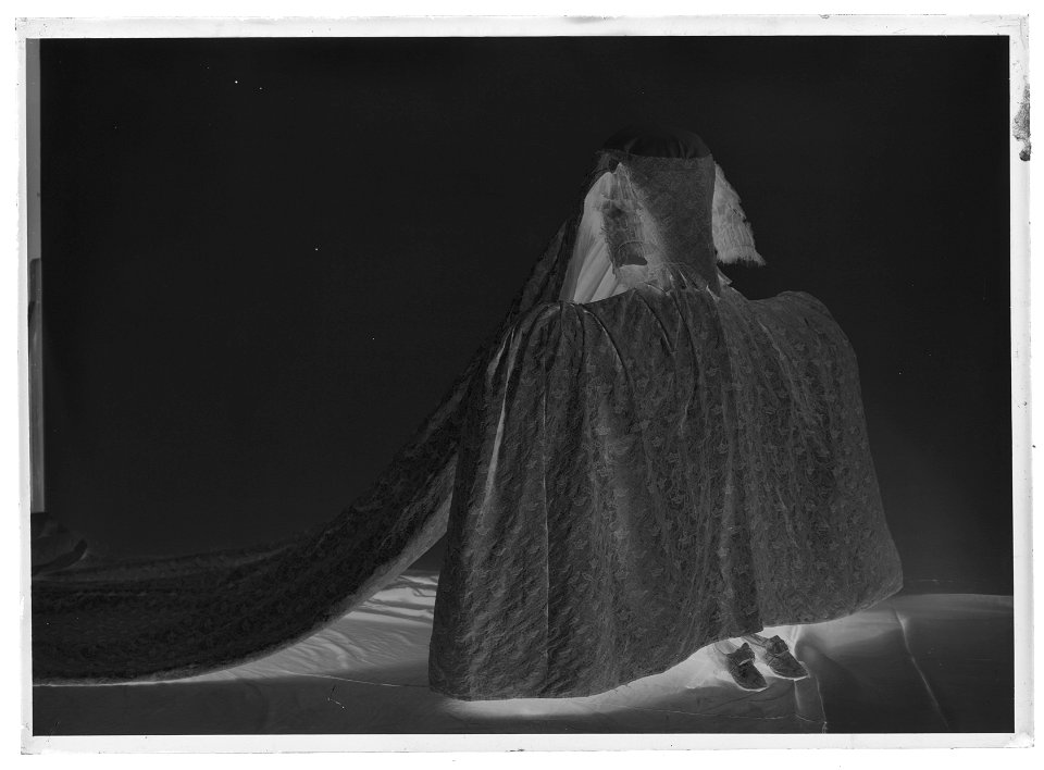 Släp till kröningsklänning, en s. k. robe de cour, Sofia Magdalena, 1772 - Livrustkammaren - 60435-negative