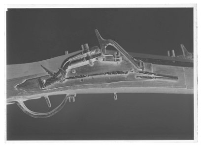 Snapplåsbössa, lägglås, utfjäderslås, Sverige ca 1550, för två skott bakom varandra (espingol) - Livrustkammaren - 9594-negative