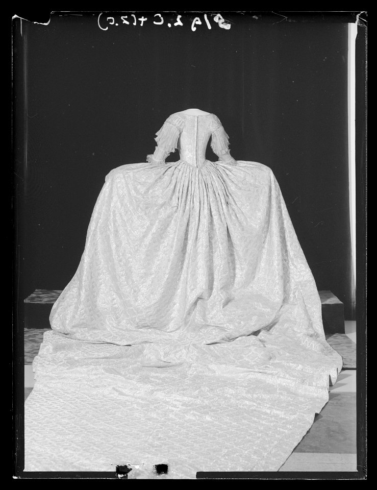 Släp till kröningsklänning, en s. k. robe de cour, Sofia Magdalena, 1772 - Livrustkammaren - 28357