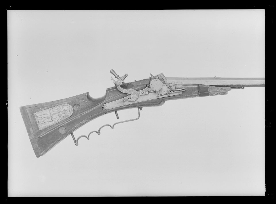 Snapplåsbössa, Holland ca 1600, möjligen det äldsta holländska snapplåset! - Livrustkammaren - 1933