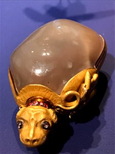 Snuffbox-bottle in the form of a monstrous animal