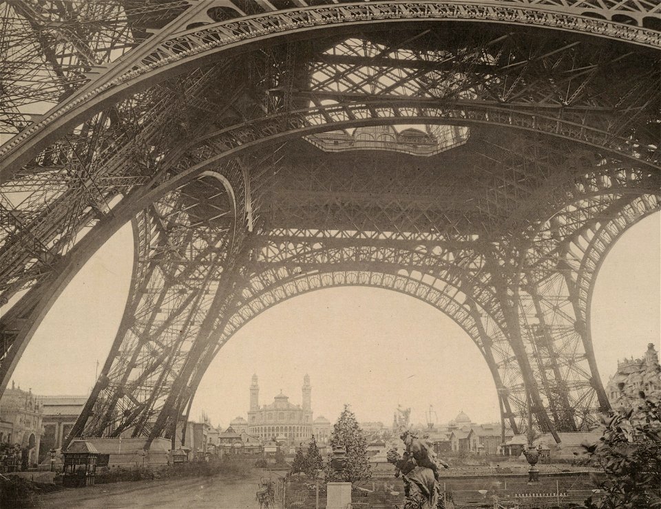 Sous la Tour Eiffel, avant l'ascension