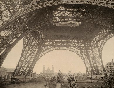 Sous la Tour Eiffel, avant l'ascension. Free illustration for personal and commercial use.