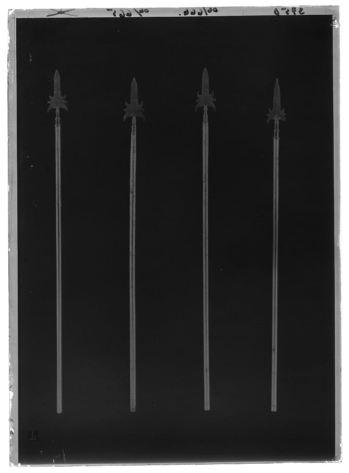 Sponton för officer, troligen med Fredrik II den stores monogram, Preussen 1700-talets mitt - Livrustkammaren - 17665-negative