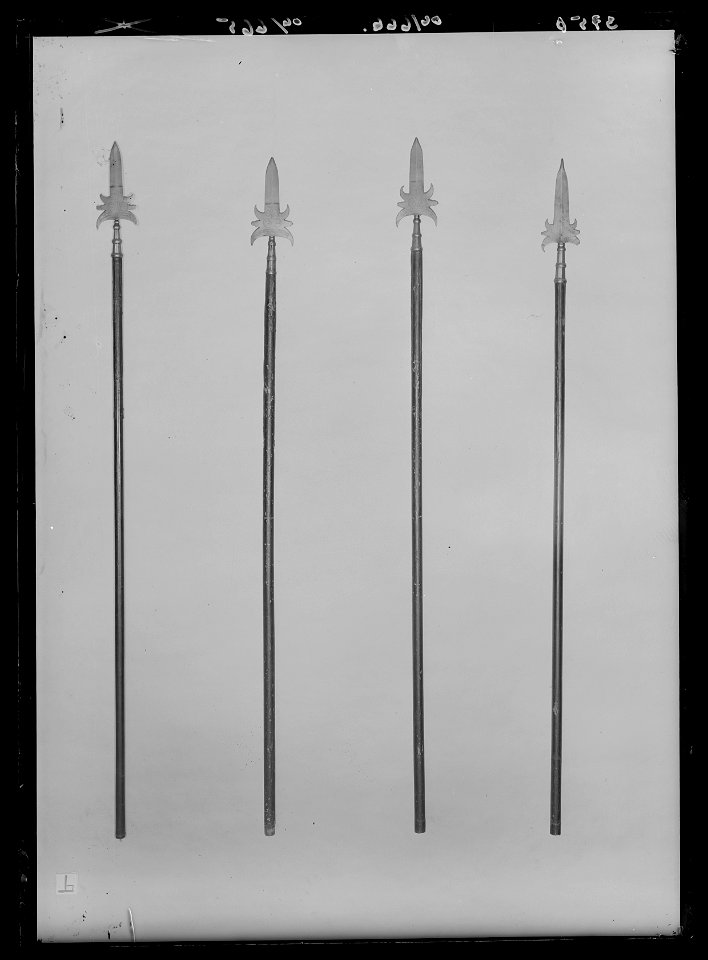 Sponton för officer, troligen med Fredrik II den stores monogram, Preussen 1700-talets mitt - Livrustkammaren - 17665