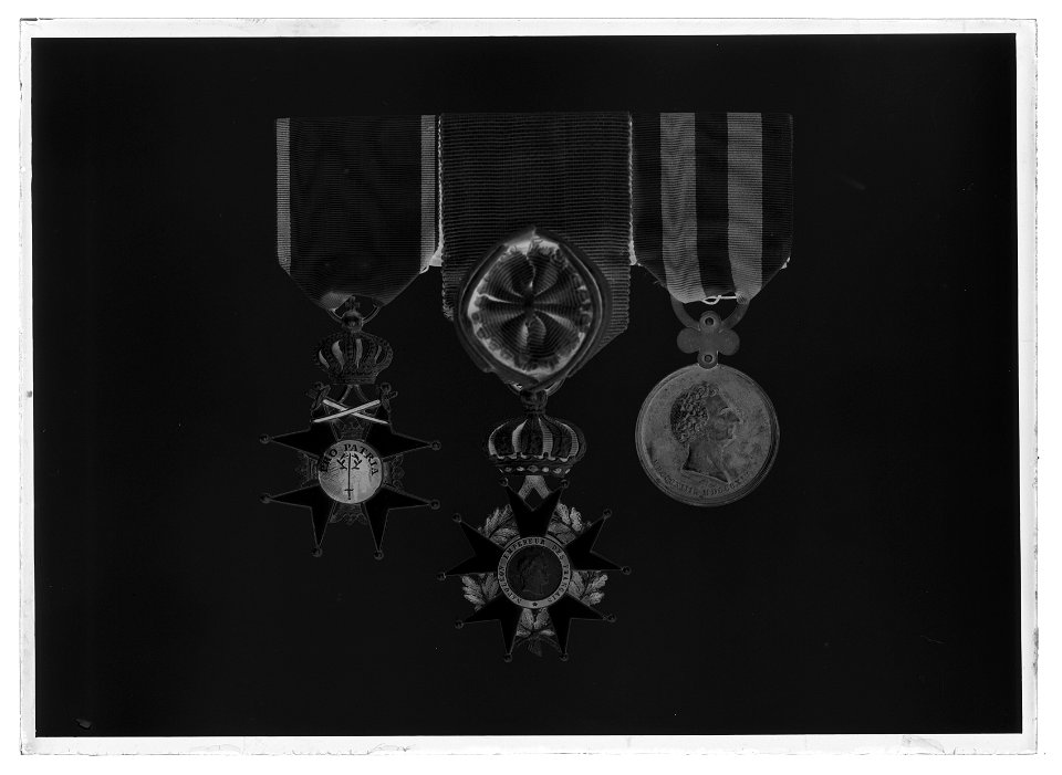 Spänne m ordnar o medaljer - Livrustkammaren - 393-negative