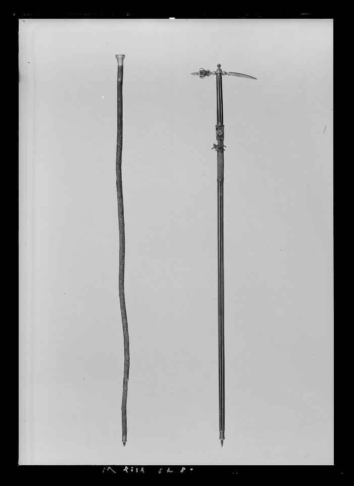 Stav med stridshammare och hjullåspistol, Tyskland ca 1550 - Livrustkammaren - 78114. Free illustration for personal and commercial use.