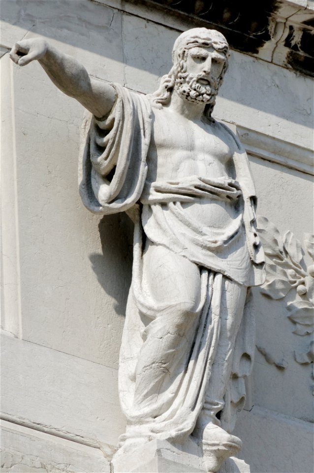 Statues attic Ala Napoleonica Procuratie n02