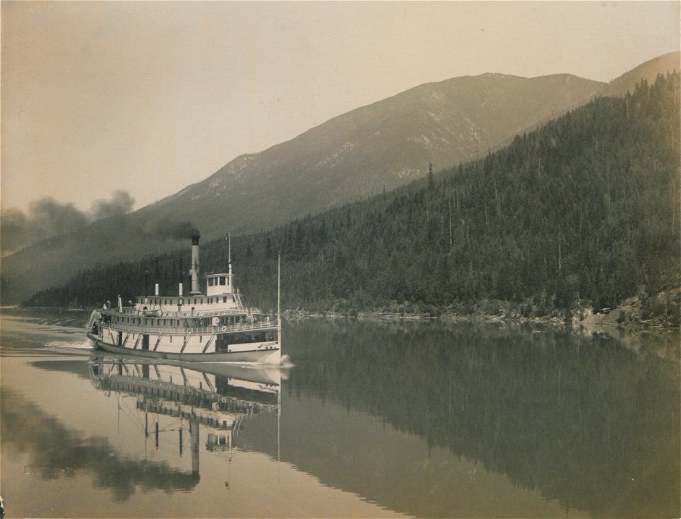 Steamer near Arrowhead, BC (HS85-10-19894)