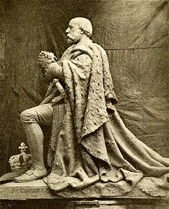 Statue principale du monument de Mr le comte de Chambord à Sainte-Anne d'Auray (cropped)