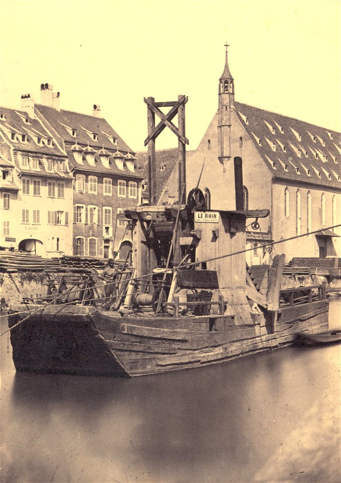 Strasbourg, Bateau atelier Le Rhin devant l'église Saint-Jean, vers 1880