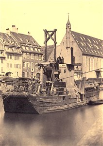 Strasbourg, Bateau atelier Le Rhin devant l'église Saint-Jean, vers 1880. Free illustration for personal and commercial use.