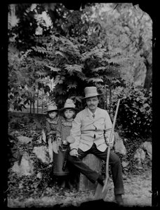 Strindberg och döttrarna i trädgården i Gersau, Schweiz - Nordiska Museet - NMA.0033021