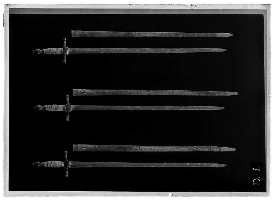 Stånddrabantvärja, Fästet Sverige ca 1800, klinga Sverige ca 1700 - Livrustkammaren - 60697-negative