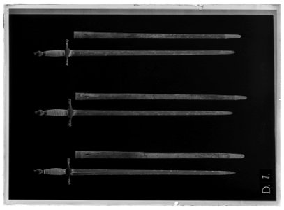 Stånddrabantvärja, Fästet Sverige ca 1800, klinga Sverige ca 1700 - Livrustkammaren - 60697-negative