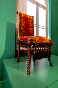 Stuhl mit Überwurf aus der Neuen Kemenate der Wartburg DSC8840