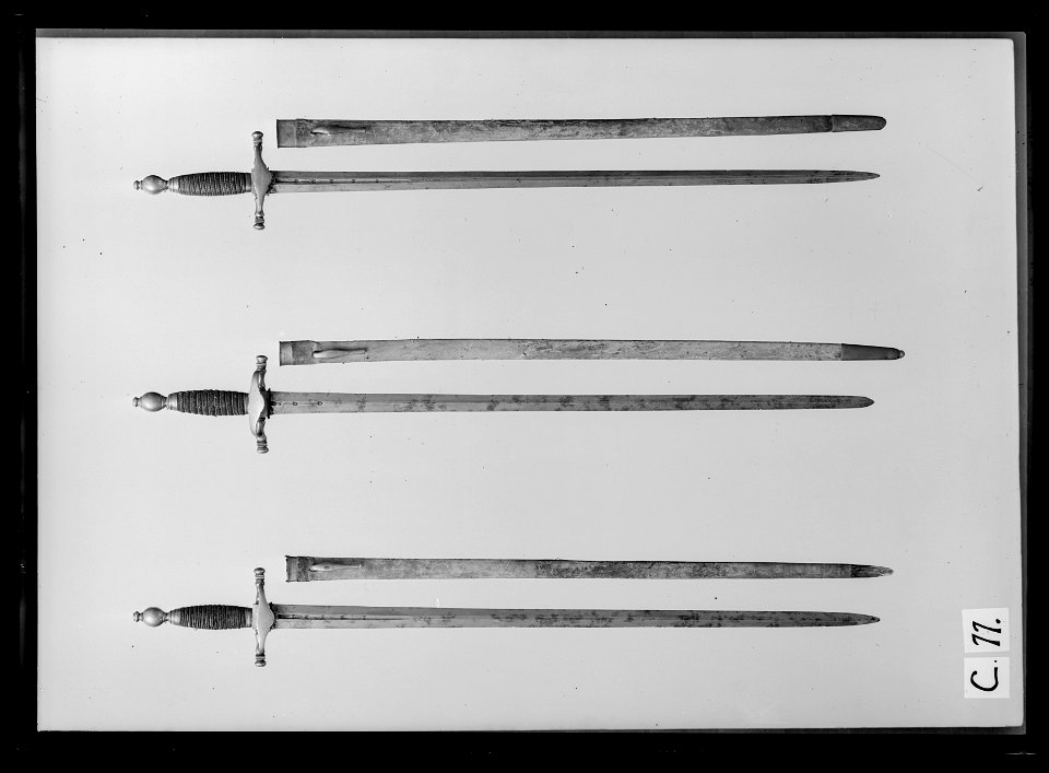 Stånddrabantvärja, Fäste Sverige ca 1800, klinga Sverige , m: 1685, ca 1700 - Livrustkammaren - 43576