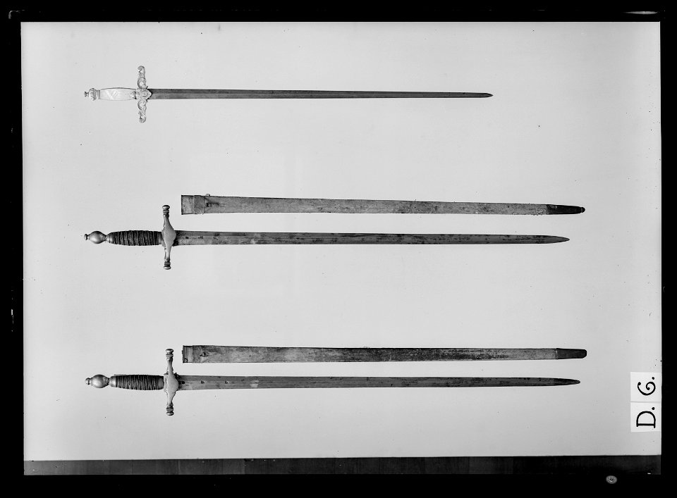 Stånddrabantvärja, fäste Sverige ca 1800, klinga m: 1685 - Livrustkammaren - 17895