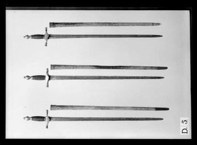 Stånddrabantvärja. Fäste ca 1800, klinga m, 1685 - Livrustkammaren - 9333