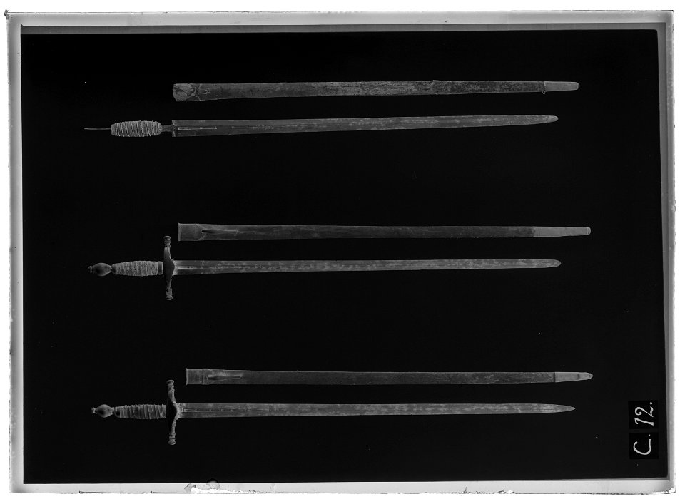 Stånddrabantvärja. Fäste Sverige ca 1800, klinga ca 1700 - Livrustkammaren - 52136-negative