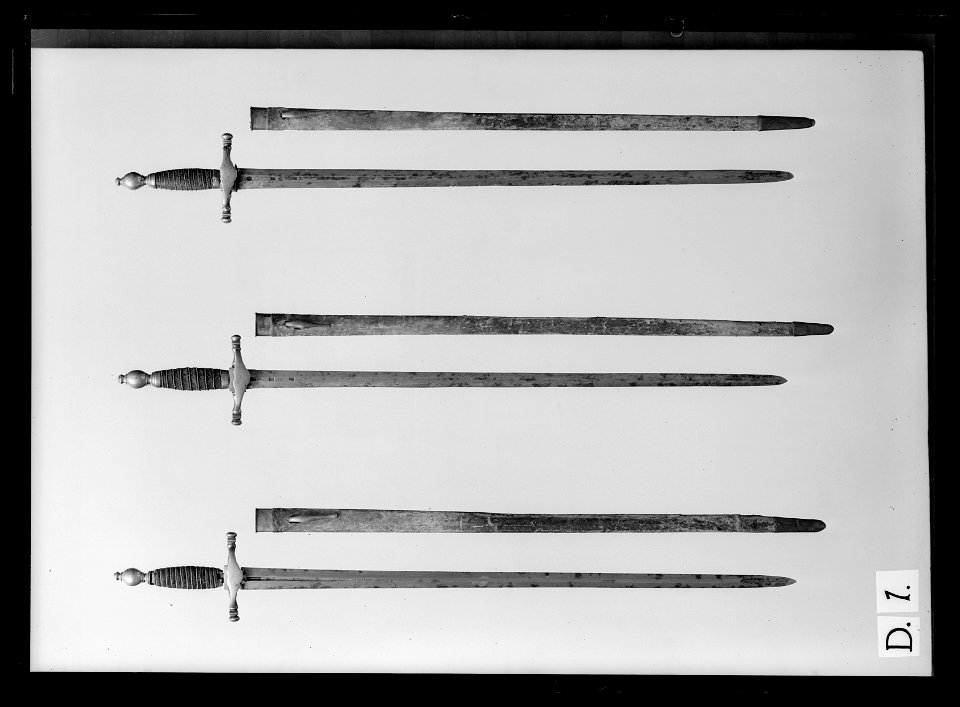 Stånddrabantvärja, Fästet Sverige ca 1800, klinga Sverige ca 1700 - Livrustkammaren - 60697