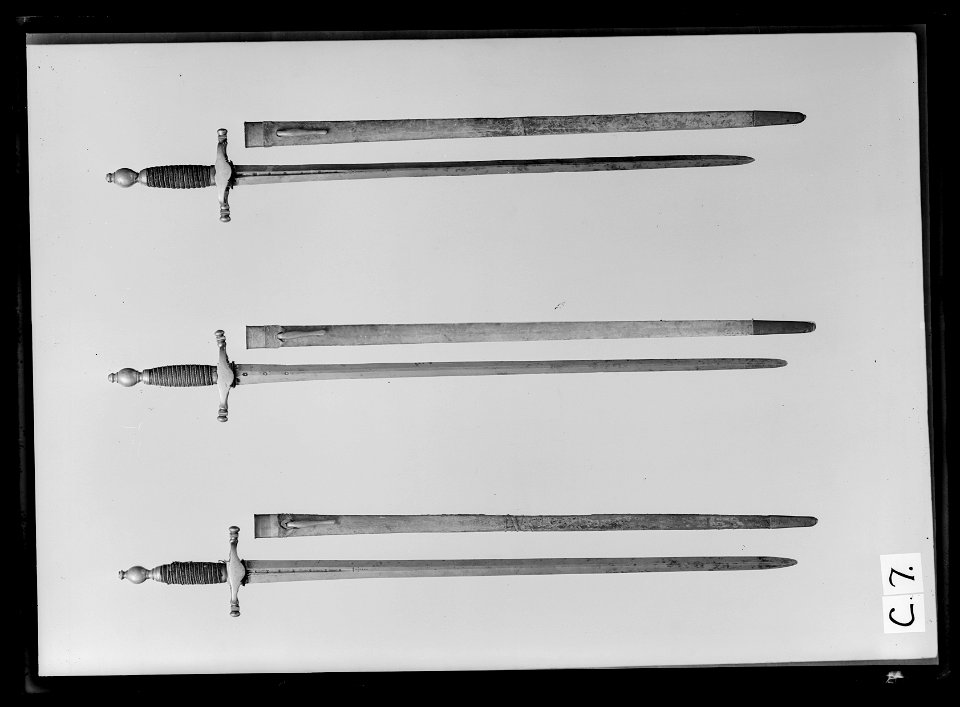 Stånddrabantvärja, fäste ca 1800, klinga ca 1700 - Livrustkammaren - 9332