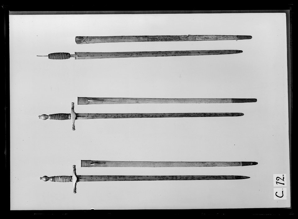 Stånddrabantvärja. Fäste Sverige ca 1800, klinga ca 1700 - Livrustkammaren - 52136