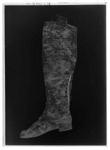 Stövel buren av Gustav IV Adolf vid kröningen - Livrustkammaren - 10491-negative