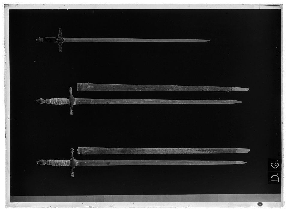 Stånddrabantvärja, fäste Sverige ca 1800, klinga m: 1685 - Livrustkammaren - 17895-negative