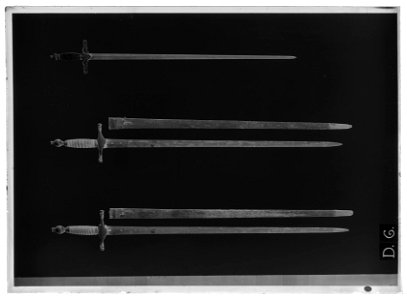 Stånddrabantvärja, fäste Sverige ca 1800, klinga m: 1685 - Livrustkammaren - 17895-negative
