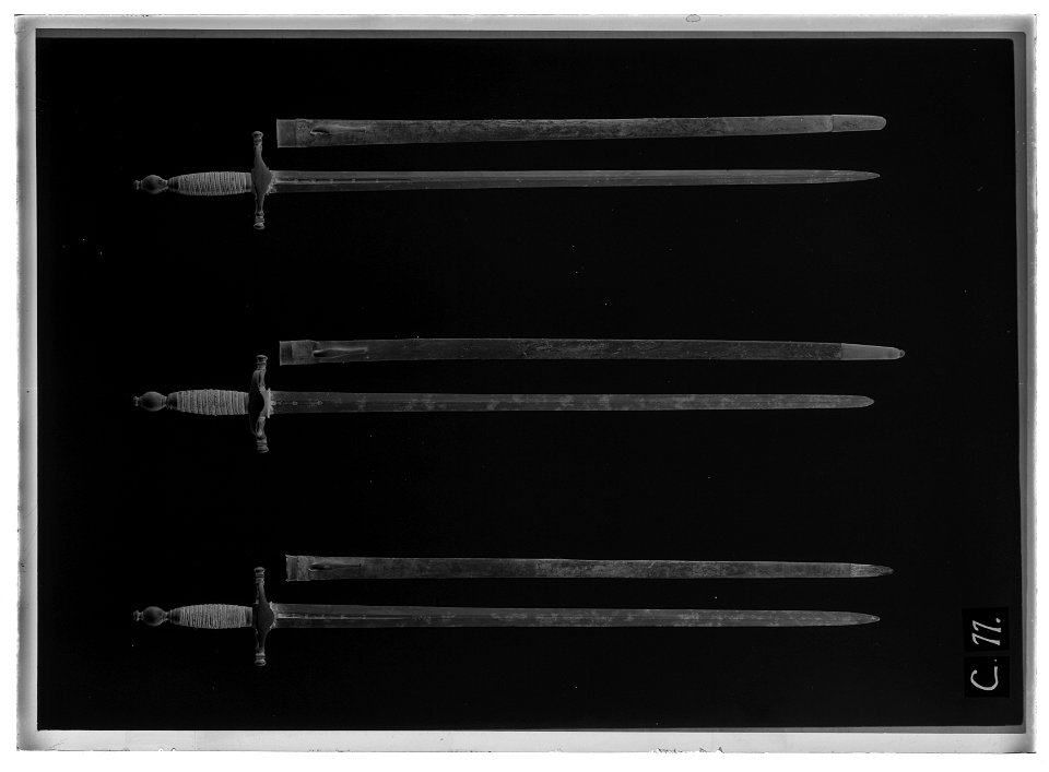 Stånddrabantvärja, Fäste Sverige ca 1800, klinga Sverige , m: 1685, ca 1700 - Livrustkammaren - 43576-negative