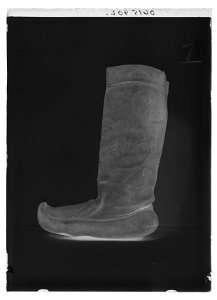 Stövel till Serafimerdräkt - Livrustkammaren - 68973-negative