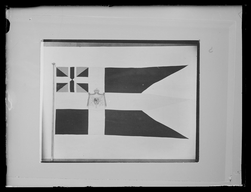 Svensk unionsflagga 3-tungad med riksvapen, kungsflagga - Livrustkammaren - 19501