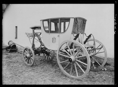 Svensk hovvagn, berlinare à bateau, sjuglasvagn med Karl XVs namnchiffer - Livrustkammaren - 44712