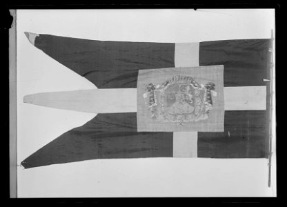Svensk flagga med hertigvapen för Hertig Fredrik Adolfs vapen) - Livrustkammaren - 26122