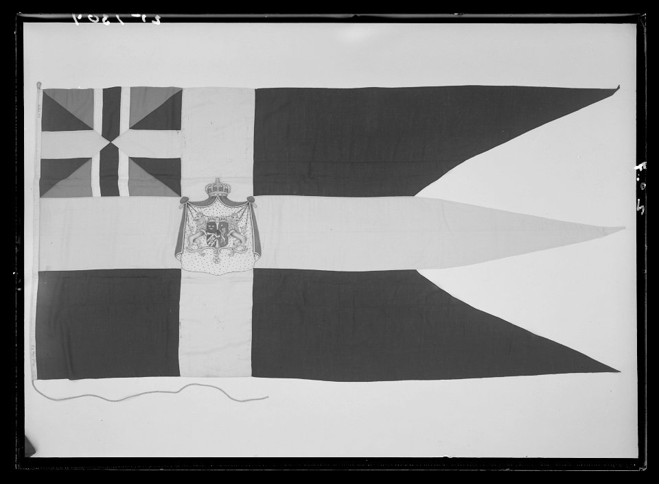 Svensk unionsflagga 3-tungad med riksvapen, kungsflagga - Livrustkammaren - 27063