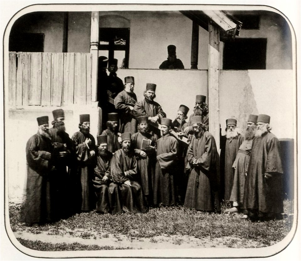Szathmari, Carol - Mönche im Innenhof der Klosteranlage Cernica bei Bukarest (Zeno Fotografie)